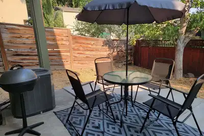 Image de Come unwind in this comfy home Within a mile of hospitals and all the amenities!