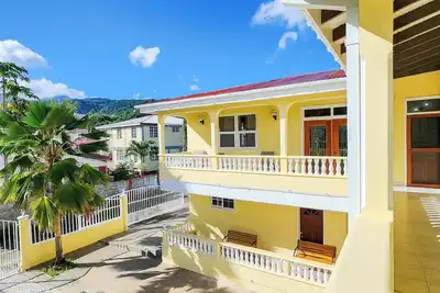 Image de Spacious modern 5 bedroom island retreat in Picard w/ king bed and A/C