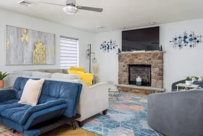 Image de Spacious & Luxury Pocono Home With Game Room, Fire Pit & Jacuzzi!