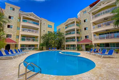 Image de Large 3 bedroom, 2 bathroom property conveniently located steps from the beach.