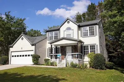 Image de Home Away From Home! Johns Creek, 4bd, Sleeps 8, Chef's Kitchen, Office, Garage!