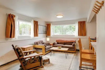 Image de 6 Mi to Dtwn: Bright & Airy Anchorage Getaway!