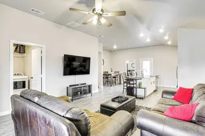 Image de 'Urbana Cabana:' Modern Home 8 Mi to Texas Tech!