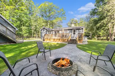 Image de New 2024: Remodeled Home, Near Lake Mi