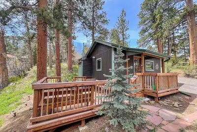 Image de SunBright Cottage: Fireplace, A/C, Jacuzzi, Private Deck, King Bed