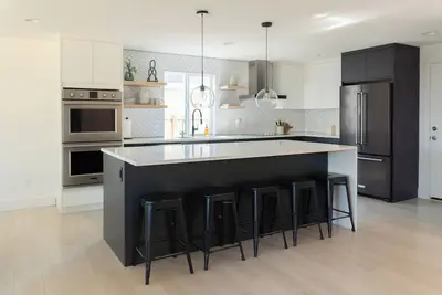 Image de Spacious house in Vancouver with Private Movie Theater and Golf Simulator!