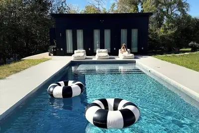 Image de Stockholm Haüs Luxury Retreat + Pool + Cabana