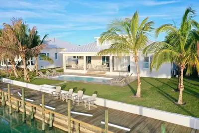 Image de Brand New - Luxurious Oceanfront Escape in Treasure Cay with Pool and Dock!