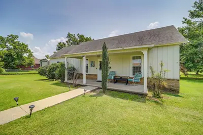 Image de Eufaula Getaway w/ Patio, Walk to Beach + Marina!