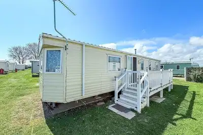Image de Lovely caravan with decking to the side at California Cliffs ref 50072d