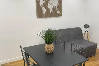 Image de Appartement refait à neuf scintillé de blanc, un havre de paix.