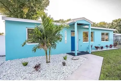 Image de Charming 3-bedroom Aqua Retreat with Patio and Fire Pit in Historic Palmetto.