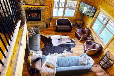 Image de Luxury Lodge~Hot Tub~Game Room~Huge Deck~Dogs Ok