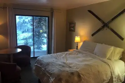 Image de Ski in/out room  at Powder Mountain Queen bed, Full bath, kitchenette