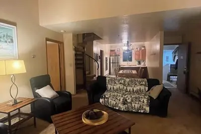 Ski in/out condo with three queens