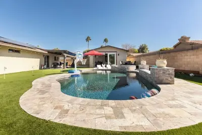 Image de Downtown Gilbert, Indoor golf simulator, pool, jacuzzi, Ev charger