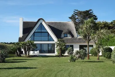 Image de Villa \" La Loubine\" chaumière contemporaine face mer