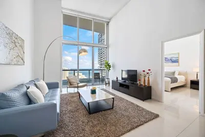 Image de 40th Floor High Ceiling Condo-Bay View - Free Spa