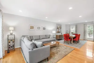 Image de 3-bedroom house  close to everything with private fenced in backyard.