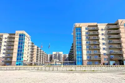 Spacious & fully equipped 1 bedroom apartment ; prime Seaside beach location.