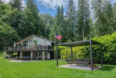 Image de Secluded Lakehouse with Pickleball & Hot Tub