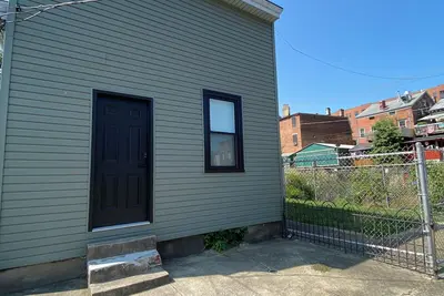 Image de Charming 2-bedroom house with WiFi, off street parking and side yard.