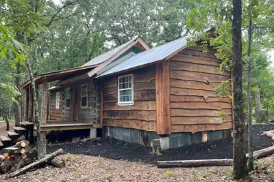 Image de Honey Springs Cabin- restored historic cabin 12 minutes from Lake of the Ozarks
