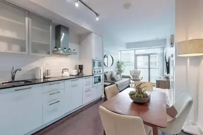 Image de Charming Cn Tower view condo, steps to Scotiabank Arena and Rogers Centre