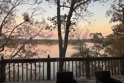 Image de Lakebound and Down! Beautiful waterfront home on Smith Lake