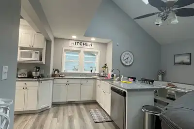 Image de Cottage lake house nestled east of Mill Creek Park in Marshall Il