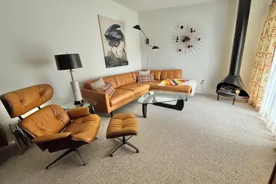 Image de Elegant Mid-Century Modern Escape: 3br Home with Vintage Flair