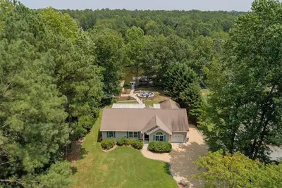 Image de Beautiful Lakeside home ready to help you and your family make new Memories