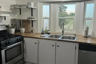 Image de 3 bedroom charming home with WiFi located 5 miles to downtown.