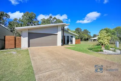 Image de Family home overlooking park land