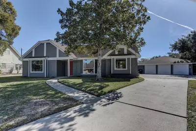 Image de Modern home with pool, games, sauna, massage chair and huge lot!