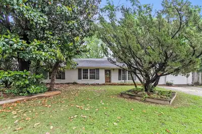 Image de 3 Miles from Campus and 1 mile from downtown Tuscaloosa!