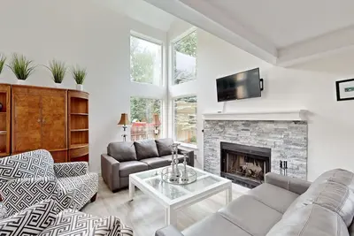 Image de Charming house with washer/dryer, fireplace, patio, full kitchen, & WiFi