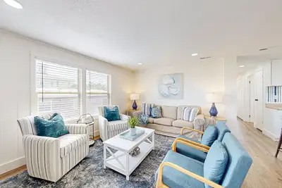 Image de 3 bedroom homes with Shared pool and short walk to the beach