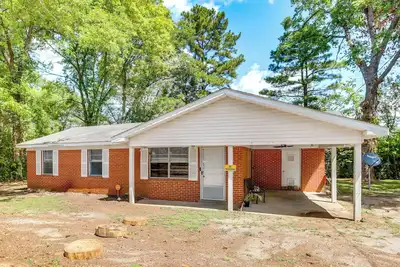 Image de Brent Family Home w/ Spacious Yard + Covered Patio
