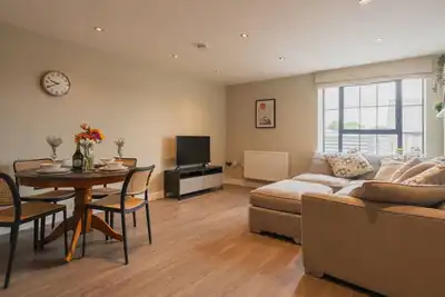 Image de Super 1 bed apartment. Sleeps 2/4. Gated parking