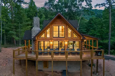 Image de Serene cabin with hot tub, arcade game, gas fireplace & free attraction tickets