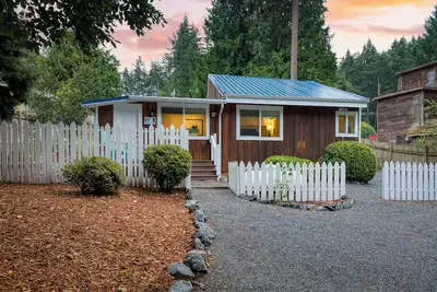 Image de Cottage By The Bay by AvantStay | 0. 5mi to Beach!