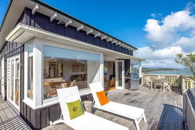 Image de Pacific Views - Pacific Views is a well appointed 2 bedroom holiday home perfect for 4 guests and pet friendly. With great transport links, plenty of parking and stunning ocean views, this is a fabulous location for a family holiday or get together w
