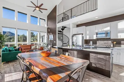 Image de The Clyde • Pine Retreat • Views • Loft • Deck • Grill • Near Tonto Bridge