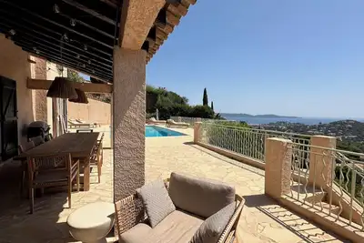 Image de Villa Méditerranéenne au style côtier chic avec vue imprenable à 180° sur la mer