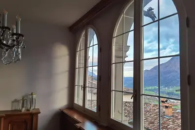 Image de Affascinante palazzo storico tra lago e montagna