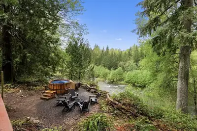 Image de Mid-Century Modern Cabin, Private Sandy River Access, Hot Tub, Fire Pit