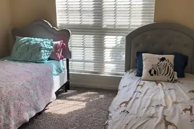 Image de Charming 3-bedroom 1 level floor \nhome with summer pool.