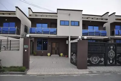 Image de Cosy 3 bedroom town house, secured gated community, close to Aburi mountains.