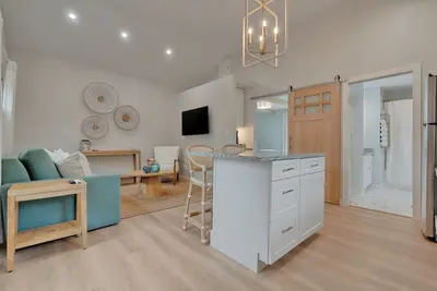 Image de Luxury Cottage • 1br•1ba • Fire Pit & Fenced Yard • Walk to Beach•Free WiFi